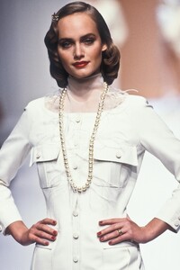 526491607_Valentino1995WomenRTW47.thumb.jpg.d4fddfae2703b06bd465e4757c855008.jpg