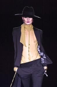 531523851_JulienMacDonald2002WomenRTW34.thumb.jpg.d4d994d49bc685622bd50db1c4b69b90.jpg
