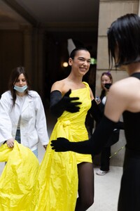 589433308_dua-lipa-balenciaga-fashion-show-in-paris-07-06-2022-1-Copy.thumb.jpg.76310d0bb377a9a9e3f6800c9264cda5.jpg