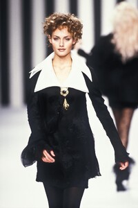 634364500_Valentino1994WomenFW97.thumb.jpg.f4a33a2c05017d9f05f7a072d3315d0e.jpg