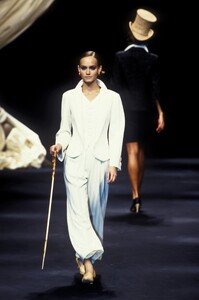 638950159_ChristianDior1994HauteCouture59.thumb.jpg.bd0a7fa039064f8caa39c079bfaaebd1.jpg