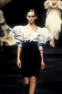 640076636_ChristianDior1994HauteCouture139.thumb.jpg.049ff127c7eee91ffb3fdf0a297a9a39.jpg