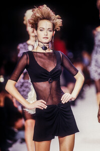 707866024_KarlLagerfeld1994WomenRTW127.thumb.jpg.4ddf1475ad64643de228762bfd80bd0e.jpg