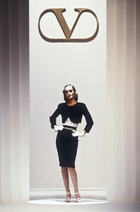 794611700_Valentino1995WomenRTW26.thumb.jpg.d12ac1f2eca9a79887af2439d2bc0545.jpg