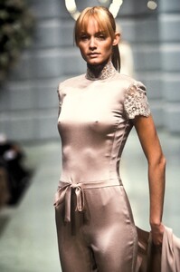 797337006_Valentino1996HauteCouture91.thumb.jpg.732808e1285fe41b3d048704d589a880.jpg