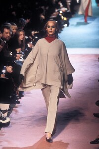 834662965_JeanPaulGaultier1996WomenRTW95.thumb.jpg.3d87e5a55a104e4682d9cb1b791e77ef.jpg