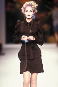 88240743_VivienneWestwood1995WomenRTW124.thumb.jpg.5a1c5df3665a9909c4d1eb1a1bab2617.jpg