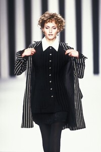 899190431_Valentino1994WomenFW86.thumb.jpg.bed26435321252270c3285db1ec1b2ab.jpg