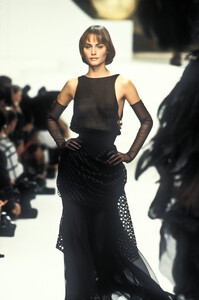940697877_Chanel1994HauteCouture119.thumb.jpg.4a247171dfe566a05f0109a326b82cef.jpg