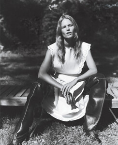 bazaar-us-11-2021_anna-ewers5.thumb.jpg.fa61109d5cb8d62e65e10f7f2a040ae3.jpg