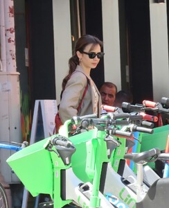 lily-collins-and-charlie-mcdowell-using-an-electric-sharing-scooter-in-paris-07-02-2022-5.jpg