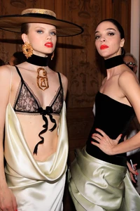 schiaparelli-fw22-boh-acielle-styledumonde-009.thumb.webp.eb6b487def9750df5dbe9db0db57aef7.webp
