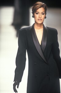 114784869_GiorgioArmani1992WomenRTW8.thumb.jpg.e02a9a63aadd102dafd8d4be12244806.jpg