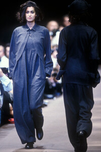 1285852472_YohjiYamamoto1991WomenRTW68.thumb.jpg.406c35be7d493f0b05f62fb65c7f6f5e.jpg