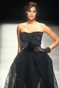 1378662341_GiorgioArmani1992WomenRTW105.thumb.jpg.ebf331a53b526758b5c8d146692fcac4.jpg