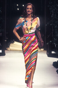 1550267932_Givenchy1993HauteCouture36.thumb.jpg.9804baf899272618a5539c41399d94b1.jpg