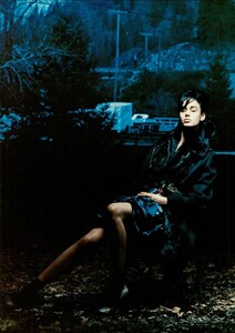 1693563667_ARCHIVIO-VogueItalia(December2004)-ARomanticAllure-009.thumb.jpg.af6d0b0c122f6436321cecc12d7a156e.jpg