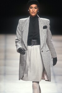 178911525_GiorgioArmani1992WomenRTW14.thumb.jpg.f18ed505cf31a609f15172bd040ee5a1.jpg