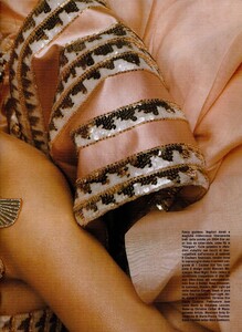 1943647035_VogueItalia(March2004CoutureSupplement)-Quintessence-005.thumb.jpg.74394a50382fc4ba697069221f7c762d.jpg