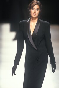 2076145705_GiorgioArmani1992WomenRTW7.thumb.jpg.e55f8473184c898abef866db9806a310.jpg
