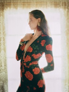 Vogue Polska July-August 2022 _18.jpg