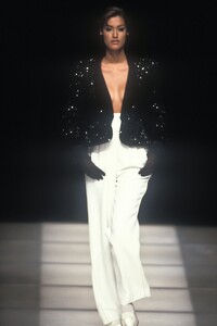593730763_GiorgioArmani1992WomenRTW112.thumb.jpg.5b3722977008deb962979ac3551e09af.jpg