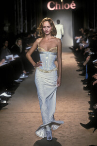 644364110_Chloe1998WomenRTW142.thumb.jpg.04bb33857afb7ed036820f278976af2f.jpg