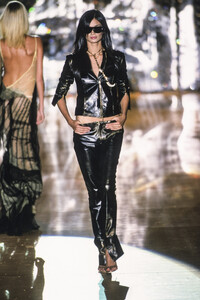 101397101_RobertoCavalli2001WomenRTW66.thumb.jpg.05c0c6ec67b8dc9369fde2395631618f.jpg