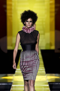 1019867941_GianniVersace2001HauteCouture32.thumb.jpg.21b4b805b1f7362fb1e470f539dca219.jpg