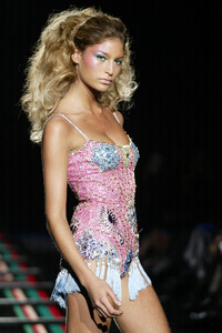 1108911091_GianniVersace2002HauteCouture14.thumb.jpg.e46387b0cdc6af3eaba750c693ac0eb3.jpg