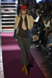 1291669285_Dsquared22003WomenRTW63.thumb.jpg.bcdc80ddffac85ee587242ddda16b6a4.jpg