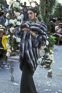 1579144278_ChristianDior1997HauteCouture49.thumb.jpg.0895b7fbb720aefe1e138d158236b363.jpg