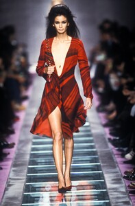 1588495519_Versace2000WomenRTW54.thumb.jpg.62cfafdff5b9ab6b917bbff99ec86e4d.jpg