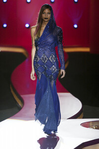 1632131158_GianniVersace2002HauteCouture127.thumb.jpg.3a7fc9d2078ea6615c093058834d194b.jpg