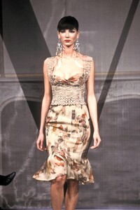 1638193171_Valentino1998HauteCouture95.thumb.jpg.561796b8e3939a062c7718021951c0ec.jpg