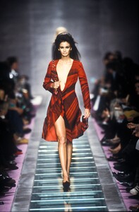 1743115559_Versace2000WomenRTW53.thumb.jpg.b876cd56d5e2155915f265e2840c265b.jpg
