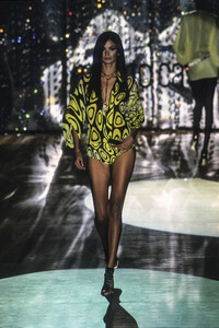 1830505904_RobertoCavalli2001WomenRTW11.thumb.jpg.2cf30d8f9975b1f074f41ecd386fc074.jpg