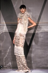1853800609_Valentino1998HauteCouture104.thumb.jpg.2d676dc4030e1a7a37f9eb3e4ac2b766.jpg