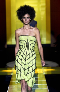 2043684007_GianniVersace2001HauteCouture102.thumb.jpg.fa31211f99e964783327ece25efd16f3.jpg