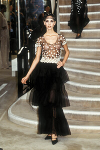 2099885936_Chanel1998HauteCouture121.thumb.jpg.3f212395e8f23dc8c46d49849c5d8a80.jpg