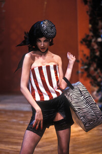 2112941103_Givenchy1999HauteCouture51.thumb.jpg.dfe682af1508de41d2b6e51d945afd28.jpg