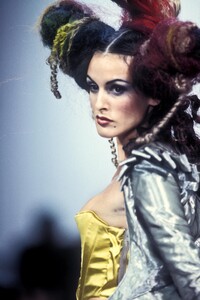 336302792_JohnGalliano1993WomenRTW30.thumb.jpg.3d69d2549bde2e0dd940874a4490df02.jpg