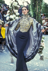 376915014_ChristianDior1997HauteCouture50.thumb.jpg.31fafeca08225772cfc82f4c2cfa843c.jpg