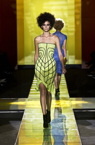 639062363_GianniVersace2001HauteCouture101.thumb.jpg.b400d2e42b3000ff792299e1824009a8.jpg
