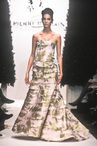 710132530_PierreBalmain1998HauteCouture52.thumb.jpg.d758984ed561b910ab19d54af61f79d9.jpg