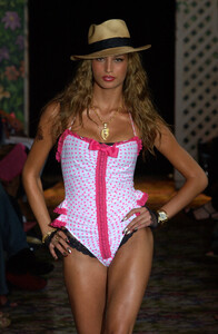 738965901_BetseyJohnson2002WomenRTW35.thumb.jpg.8033f14d4ca9445d7b1ab7faeca90506.jpg