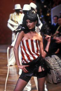 809313180_Givenchy1999HauteCouture50.thumb.jpg.a4fd7f758cf778a8cd75a8f2c2295266.jpg