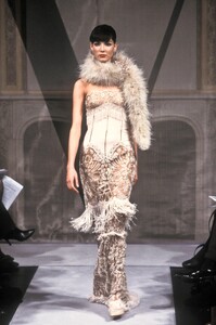 853977077_Valentino1998HauteCouture103.thumb.jpg.8edcb8074a6a3482cf10553092006a1d.jpg