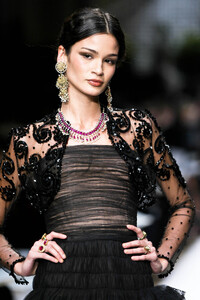 957114634_PierreBalmain2002HauteCouture78.thumb.jpg.3251e799d8203a85adab1fcad4e9a4fb.jpg