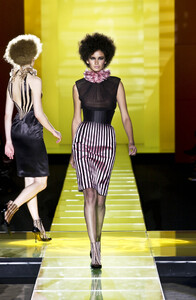 987568752_GianniVersace2001HauteCouture31.thumb.jpg.33fdf56ec1ce6831ebd6899c44dc0683.jpg